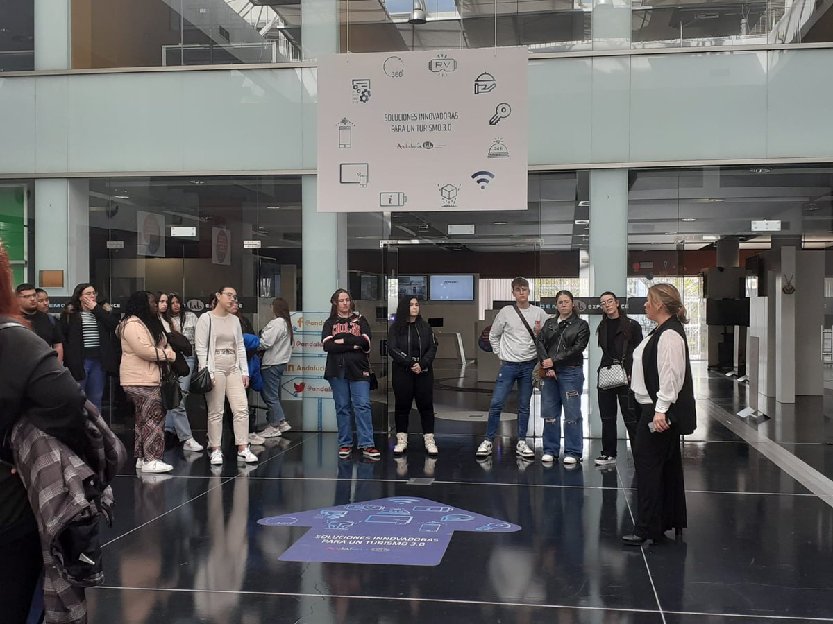 nexusandalucia's tweet image. Hoy visita de estudiantes del @ieslarosaleda 
✅Un recorrido en el que han conocido nuestras instalaciones y las actividades diarias en #AndalucíaLab 
A través del #DemoLab, se han acercado al mundo de la tecnología y la innovación aplicados al sector turístico🌐
#VisitasDemoLab