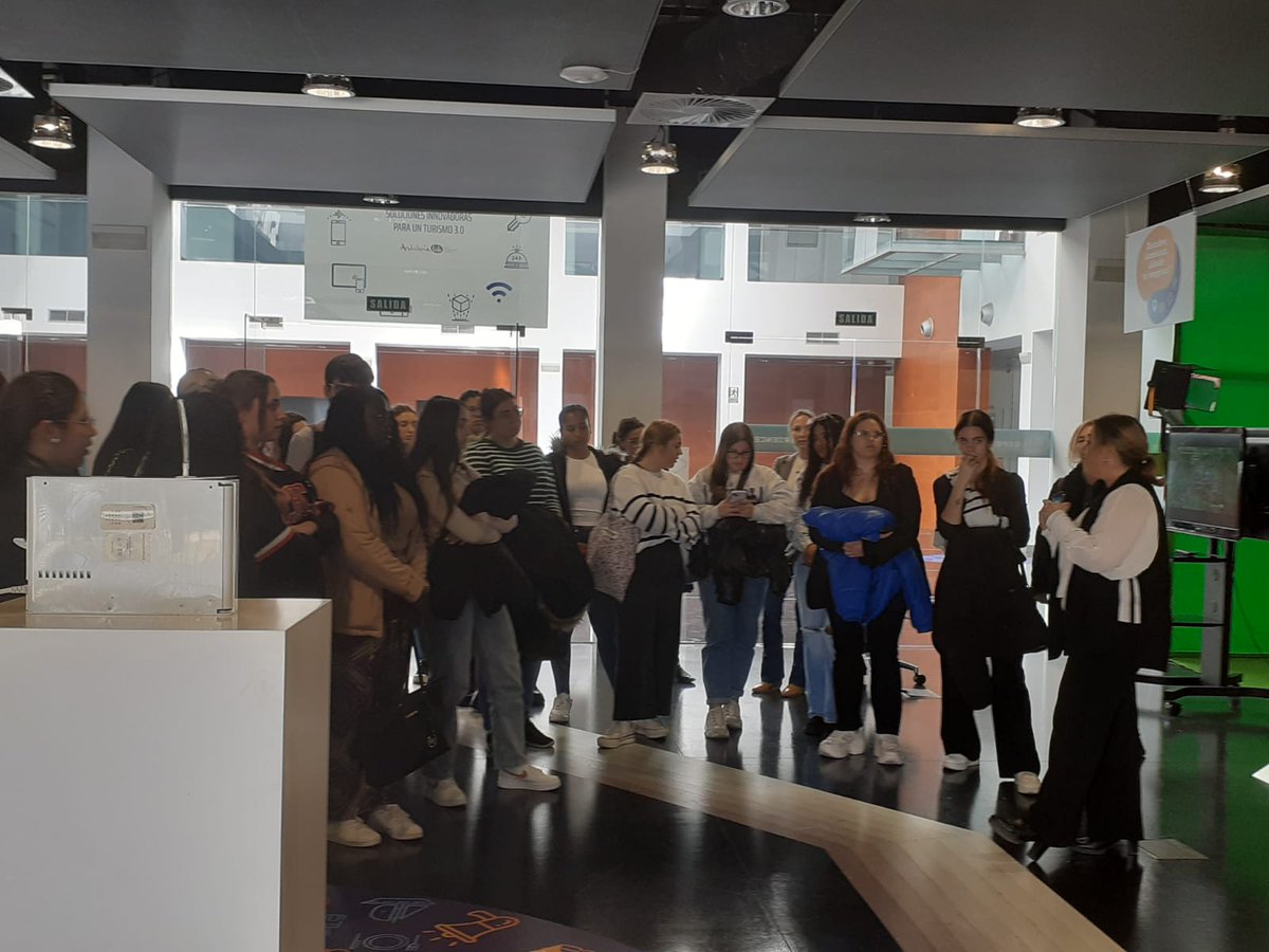 nexusandalucia's tweet image. Hoy visita de estudiantes del @ieslarosaleda 
✅Un recorrido en el que han conocido nuestras instalaciones y las actividades diarias en #AndalucíaLab 
A través del #DemoLab, se han acercado al mundo de la tecnología y la innovación aplicados al sector turístico🌐
#VisitasDemoLab