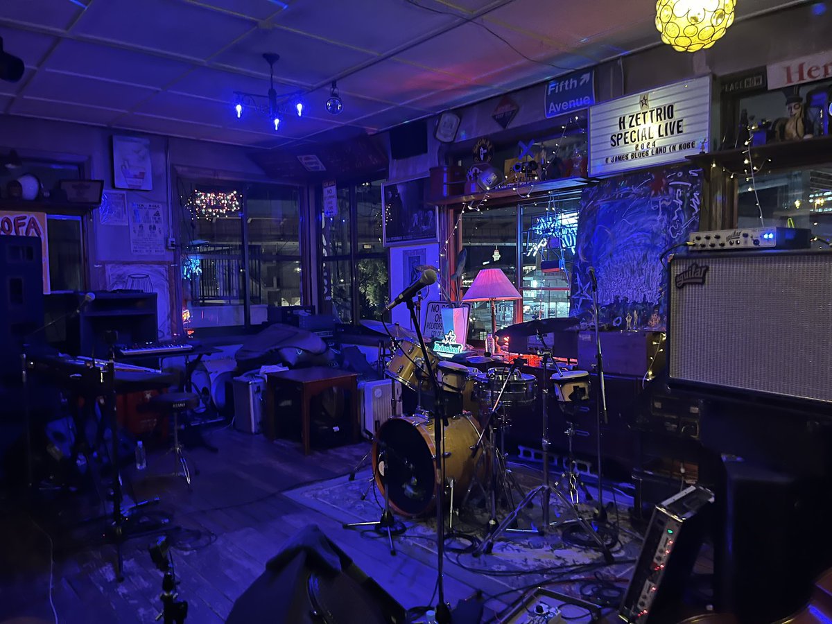 hapi_mika's tweet photo. レトロな小物満載で雰囲気がある会場でのライブ、楽しかった〜☺️✨ドラムがいつもと違う響きだったけど、床が木だったからかな？🤔ゼトさんが壊れたおもちゃみたいになってるの久々に見た😂 https://t.co/41vnr5kRJF
