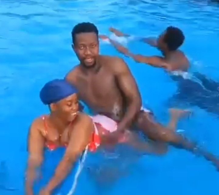 Mwalimu Josh ye ni kuparty tu na madem kwa swimming😂😂