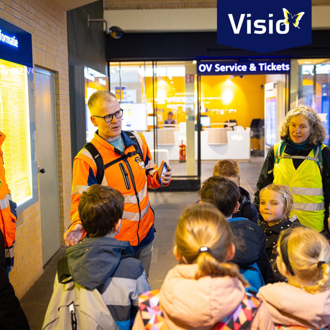 Slechtziende en blinde kinderen maakten donderdag op station Eindhoven een ervaringsreis met de trein. @NS_online vindt het belangrijk dat iedereen zich welkom voelt. Stationsmanager Joost van Heeckeren nam de kinderen mee. Meer weten? Check 👉 visio.org/nl-nl/home/act…
