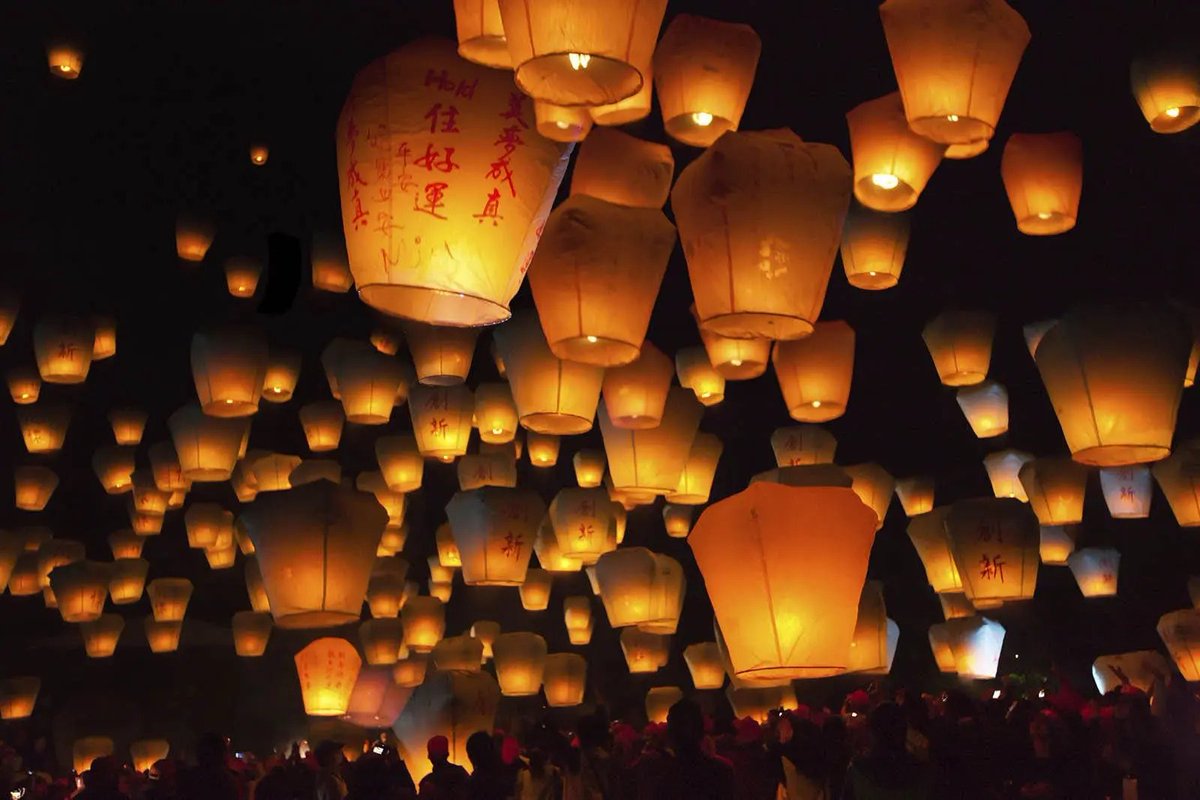 Worlddiary_0S's tweet photo. Taiwan's Pingxi Sky Lantern Festival is an exciting celebration that lights up the night sky with thousands of colorful lanterns. This cultural event, which began more than a century ago. 
#PingxiSkyLanternFestival https://t.co/J0mXJylSFj