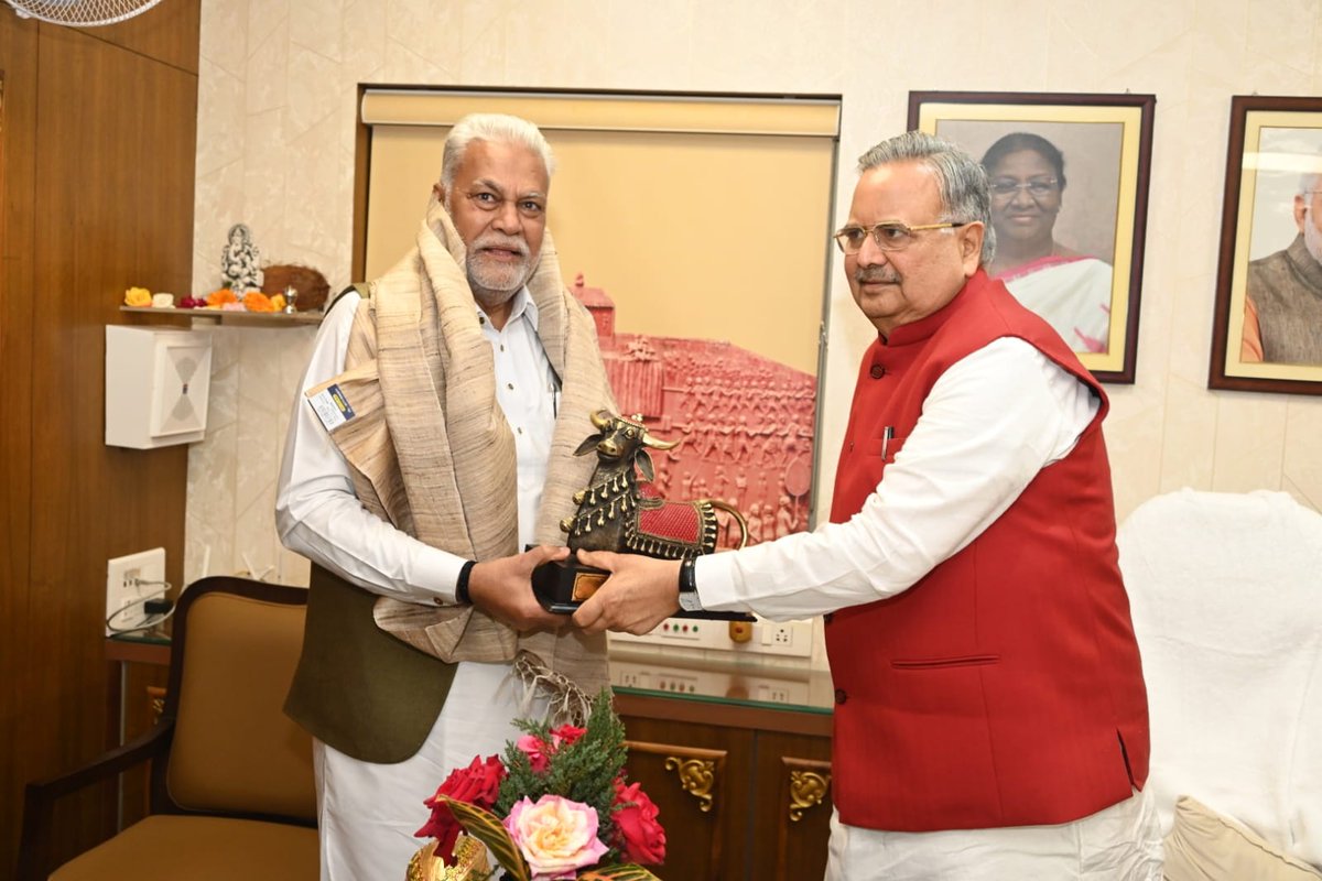 आज छत्तीसगढ़ विधानसभा में माननीय केंद्रीय मंत्री श्री <a href="/PRupala/">Parshottam Rupala</a> जी से आत्मीय मुलाकात अत्यंत सुखद रही।

इस दौरान माननीय श्री पुरुषोत्तम रुपाला जी को स्मृति चिन्ह भेंटकर उनसे विभिन्न विषयों पर सार्थक संवाद किया।