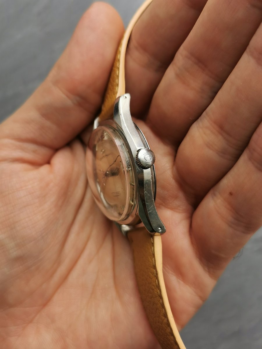 BelleMecanique_'s tweet image. Ma dernière trouvaille ✨

Une belle #Certina DS années 60 au sublime cadran champagne

J'adore ces DS qui sont encore ultra sous côtées

Boitier réalisé par la manufacture Huguenin Freres qui produisait pour la Speedmaster d'Omega et les Pôlerouter et Chronos d'Universal Geneve