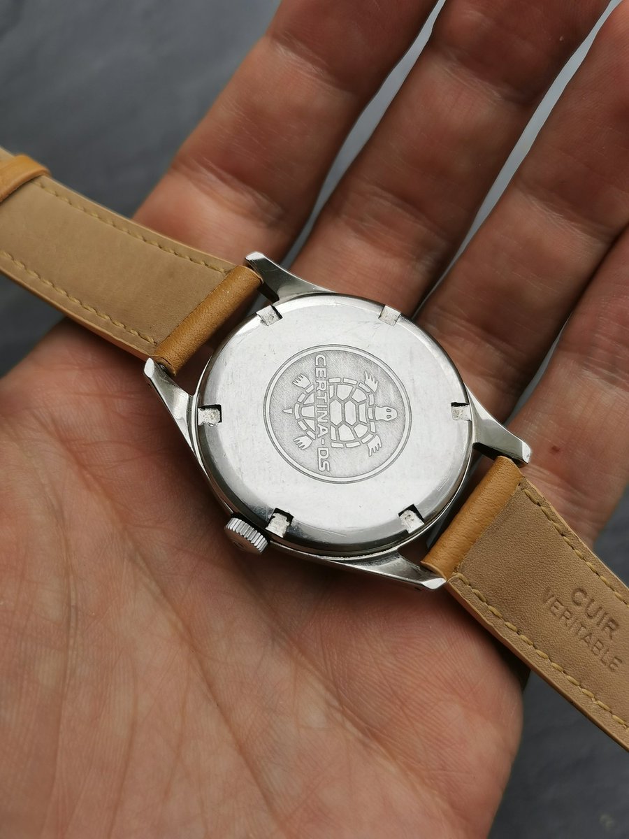 BelleMecanique_'s tweet image. Ma dernière trouvaille ✨

Une belle #Certina DS années 60 au sublime cadran champagne

J'adore ces DS qui sont encore ultra sous côtées

Boitier réalisé par la manufacture Huguenin Freres qui produisait pour la Speedmaster d'Omega et les Pôlerouter et Chronos d'Universal Geneve