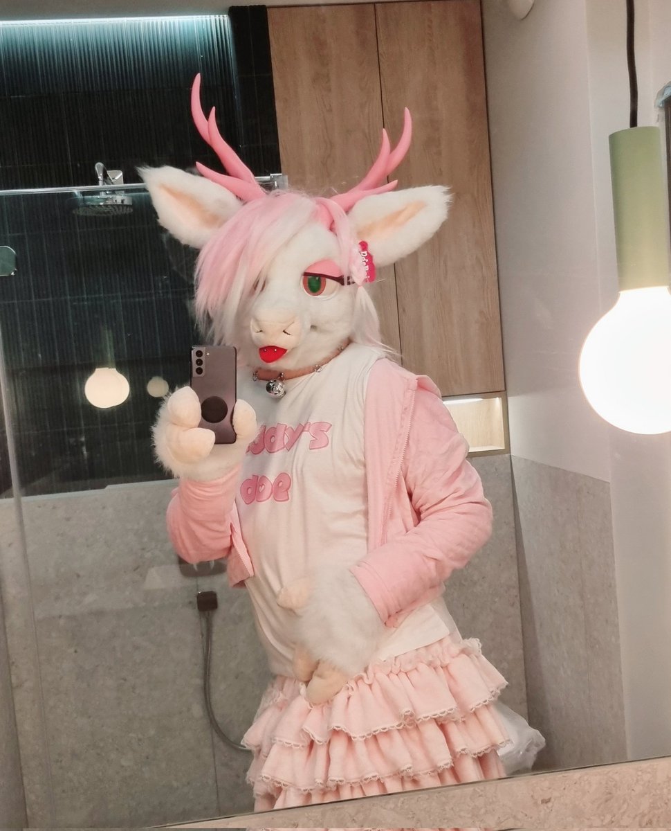 Bathroom selfie! 🦌🍓
#FursuitsFriday