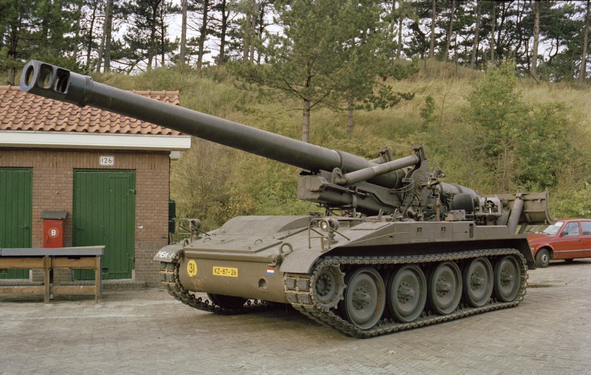 Dr Laura Considine (@LawrahCon) of @CGSCLeeds/@POLISatLeeds gives the keynote: 'The everyday nuclear weapon'. Alas, we hold radioactive weapons but not atomic - though XIX.900, a barrel from the nuclear-capable M110 (cr: Netherlands Institute for Military History), almost counts.