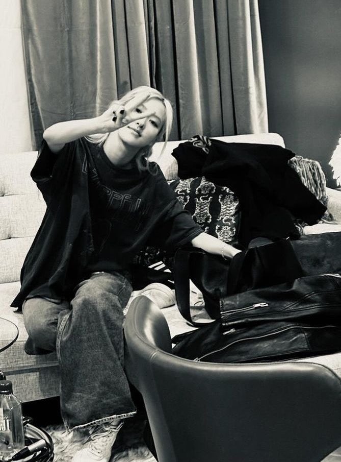 roseannepics's tweet photo. ROSÉ IN THE RECORDING STUDIO https://t.co/rYk40yEdhI