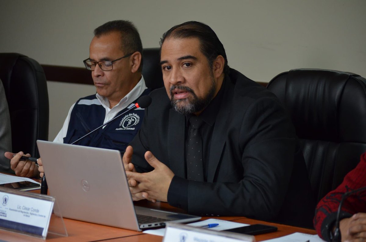 El viceministro de Regulación, Vigilancia y Control de la Salud, César Conde, reitera que "no hay que estigmatizar ningún alimento. Todos los alimentos  que se consuman deben estar bien cocidos". Agrega que es importante evitar mezclar alimentos crudos con los cocidos.