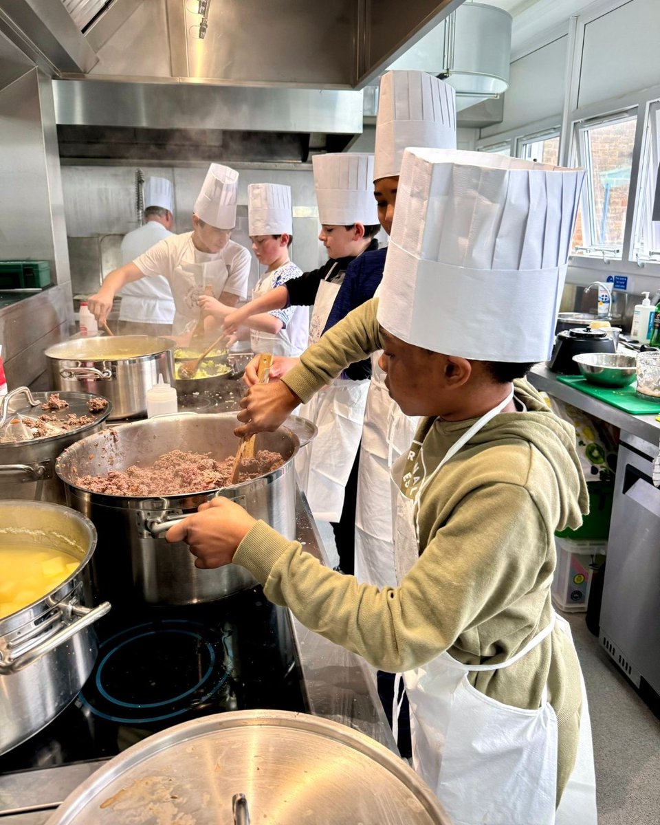 LFCFoundation's tweet photo. This half-term, a group of our PL Kicks participants took part in a social action project with @h15church⭐ Alongside Chef James, they took to the kitchen to prepare 180 delicious meals which were distributed to local charities for homelessness❤️ 

@PLCommunities @ChefsAdoptaSch https://t.co/EboalPZoc9