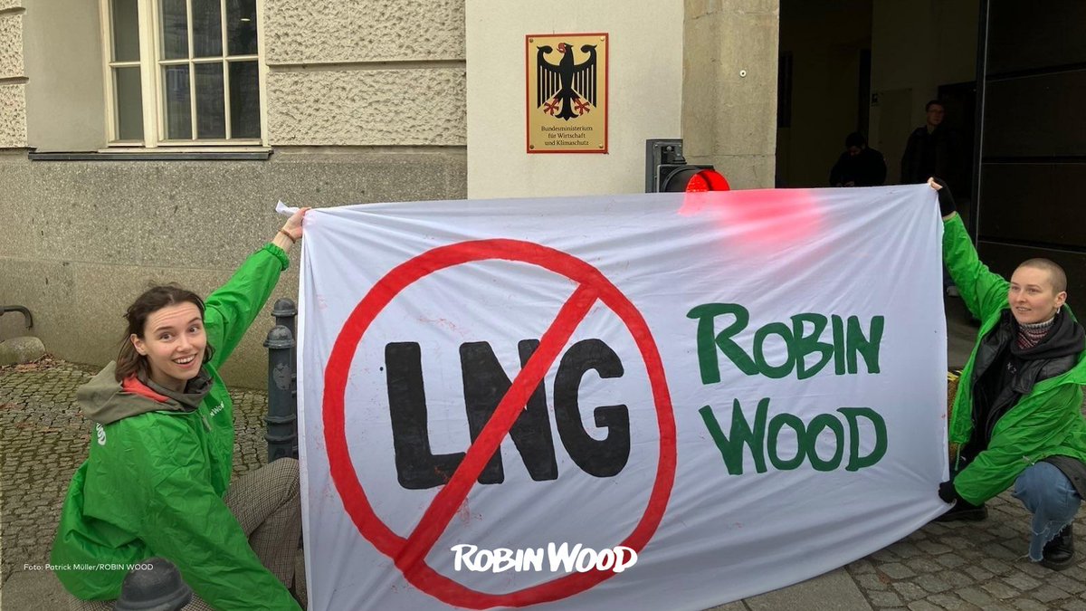 Vor Kurzem noch an der Rügenbrücke, jetzt in Berlin und anderswo: Protest gegen #LNG braucht es überall! Deshalb demonstrieren ROBIN WOOD-Aktive heute vor dem @BMWK gegen die Inbetriebnahme des LNG-Terminals auf #Rügen! #AlleGegenLNG
eg-berlin.org/beitrag/kundge…