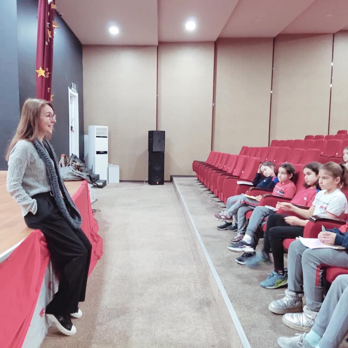 İlkokul Kitap Etkinlikleri kapsamında 4. Sınıf öğrencilerimiz Sn. Arzu Suriçi  ile buluştu.Bu keyifli ve eğlenceli etkinlik için kendisine çok teşekkür ederiz.📚🖊️