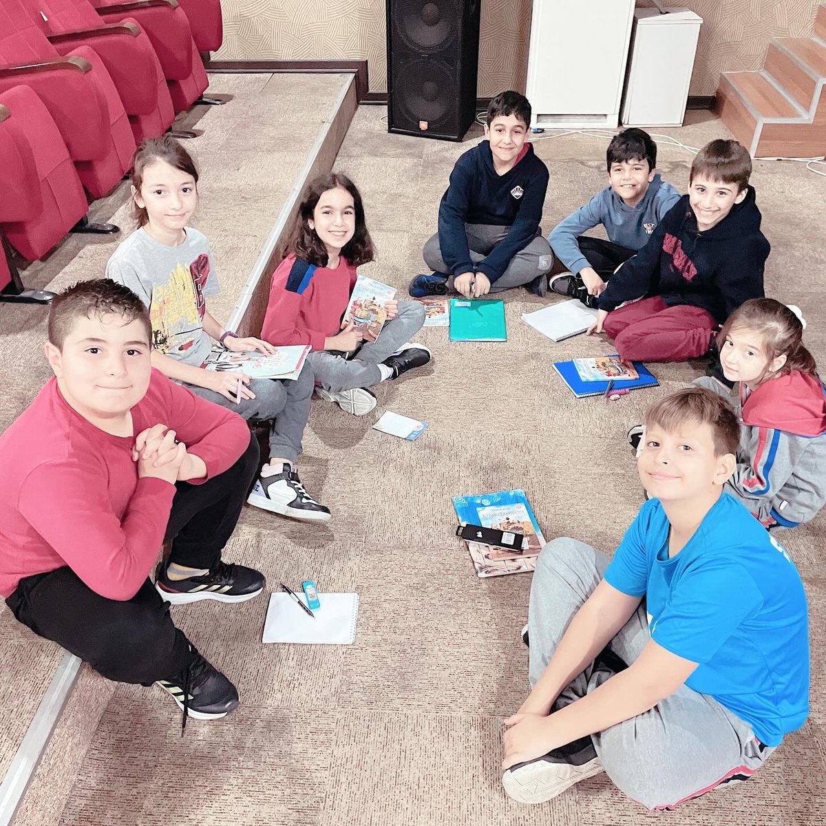 BkAkhisar_'s tweet photo. İlkokul Kitap Etkinlikleri kapsamında 4. Sınıf öğrencilerimiz Sn. Arzu Suriçi  ile buluştu.Bu keyifli ve eğlenceli etkinlik için kendisine çok teşekkür ederiz.📚🖊️ https://t.co/nrSVSalOpU