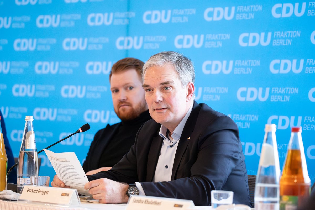 So geht vertrauensvolle Zusammenarbeit. Die Fraktionsvorstände der @spdfraktionbln und der CDU-Fraktion Berlin sitzen an diesem Wochenende bei einer Arbeitsklausur zusammen, um die nächsten wichtigen politischen Initiativen für Berlin zu beraten. Unser gemeinsames Ziel ist es,…
