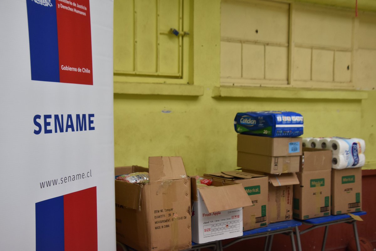 Jóvenes en proceso de reinserción social en el #CentroCerrado de #PuertoMontt reunieron más de 100 k de alimentos no perecibles y útiles de aseo para las familias damnificadas de la región de Valparaiso. Hoy entregaron su aporte a <a href="/INJUVLosLagos/">INJUV Los Lagos</a>. #Seguimos #SuperandoBarreras