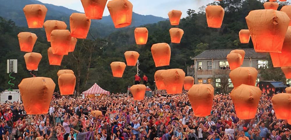 Worlddiary_0S's tweet photo. Despite these challenges, the Pingxi Sky Lantern Festival continues to captivate audiences with its beauty, symbolism, and sense of community. It serves as a testament to the enduring power of traditions.
#PingxiSkyLanternFestival https://t.co/Z6EFPyKHVR