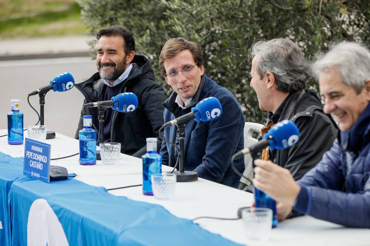 AlmeidaPP_'s tweet photo. Madrid se siente afortunada de haber sido testigo de la grandeza personal y profesional de Pepe Domingo Castaño. Preservaremos su memoria y la huella imborrable que dejó en los españoles. 

Gracias a su familia por acompañarnos en este homenaje. También a su familia de la radio. https://t.co/xVSlYAUWTG