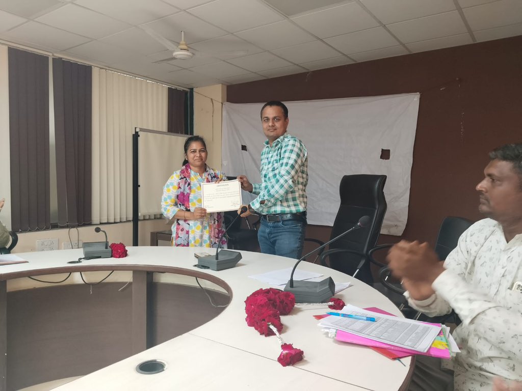 morvaTDO's tweet photo. માન.@ddo_vadodara @MamtaHirpara સાહેબશ્રીની પહેલ અન્વયે ડેસર તાલુકામાં છેલ્લા ૬ માસથી શરૂ કરેલ હકારાત્મક વહિવટી અભિગમ અન્વયે જાન્યુઆરી-૨૪ માં સારી કામગીરી કરનાર TCM-Jambugoral નેહાબેનને બેસ્ટ ટીસીએમ ઓફ ધ મંથનો એવોર્ડ આપવામાં આવ્યો.@Info_Vadodara https://t.co/hPh1IdoO9y
