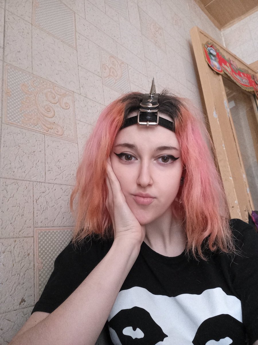 Ловкость рук и никакого мошенничества 🔥
Или...
ДА БЛЯДЬ, Я СДЕЛАЛА ЭТУ ЧЕРТОВУ ДИАДЕМУ😭😭😭

Остаётся лишь дождаться декора, но это мелочи

#киш