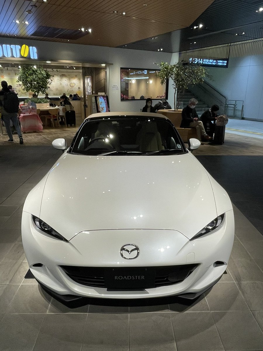 RedOutposts's tweet image. 広島駅新幹線改札内で初ND2☺️
照明の感じなのか、ベージュ幌が意外と濃いめでいい感じ。
やっぱりロードスターはカッコいいなぁ🥰
写真撮るのはちょっと勇気がいりましたけど🤣

#NDロードスター
#広島駅