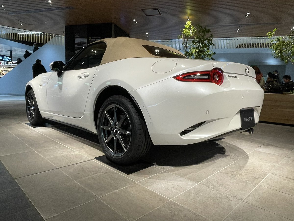 RedOutposts's tweet image. 広島駅新幹線改札内で初ND2☺️
照明の感じなのか、ベージュ幌が意外と濃いめでいい感じ。
やっぱりロードスターはカッコいいなぁ🥰
写真撮るのはちょっと勇気がいりましたけど🤣

#NDロードスター
#広島駅