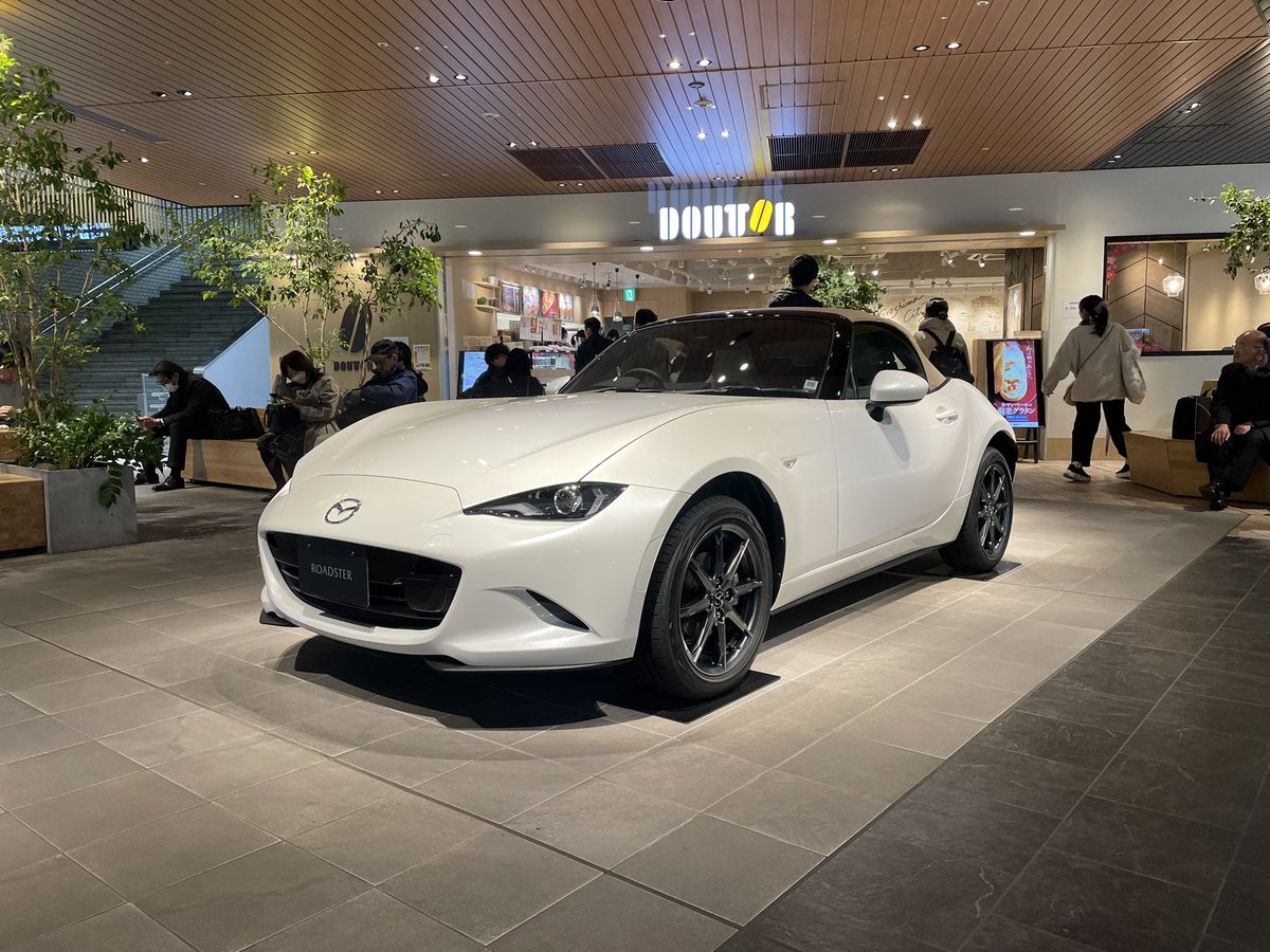 RedOutposts's tweet image. 広島駅新幹線改札内で初ND2☺️
照明の感じなのか、ベージュ幌が意外と濃いめでいい感じ。
やっぱりロードスターはカッコいいなぁ🥰
写真撮るのはちょっと勇気がいりましたけど🤣

#NDロードスター
#広島駅