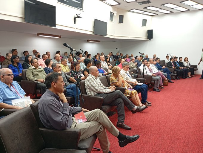 Se presentó en la sede del CC del <a href="/PartidoPCC/">Partido Comunista de Cuba</a> un libro con artículos y discursos del Secretario General del Partido Comunista de #Vietnam. Enorgullece la hermandad y la solidaridad entre nuestros pueblos y nos enriquece el intercambio de experiencias. #Cuba #CubaPorLaVida