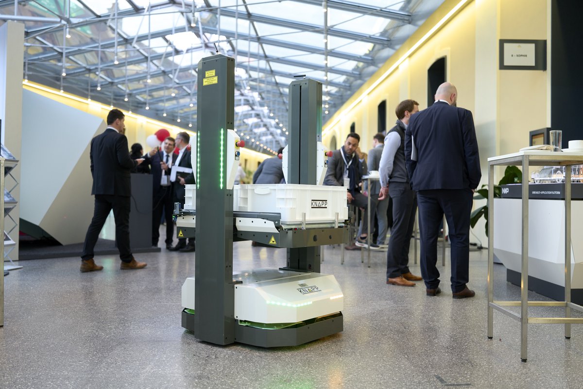 KNAPP_AG_de's tweet image. Again, we were invited as one of Austria&apos;s leading companies to participate in the event #InvestInAustria. Our Open Shuttle was an eye-catcher in the midst of guests from politics and economy. #makingcomplexitysimple #amr #openshuttle #agv

📷 © Markus Wache &amp;amp; Enzo Holey
