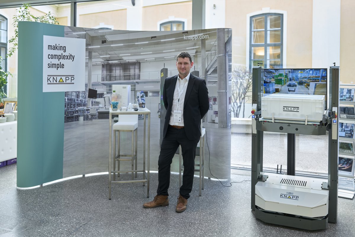 KNAPP_AG_de's tweet image. Again, we were invited as one of Austria&apos;s leading companies to participate in the event #InvestInAustria. Our Open Shuttle was an eye-catcher in the midst of guests from politics and economy. #makingcomplexitysimple #amr #openshuttle #agv

📷 © Markus Wache &amp;amp; Enzo Holey