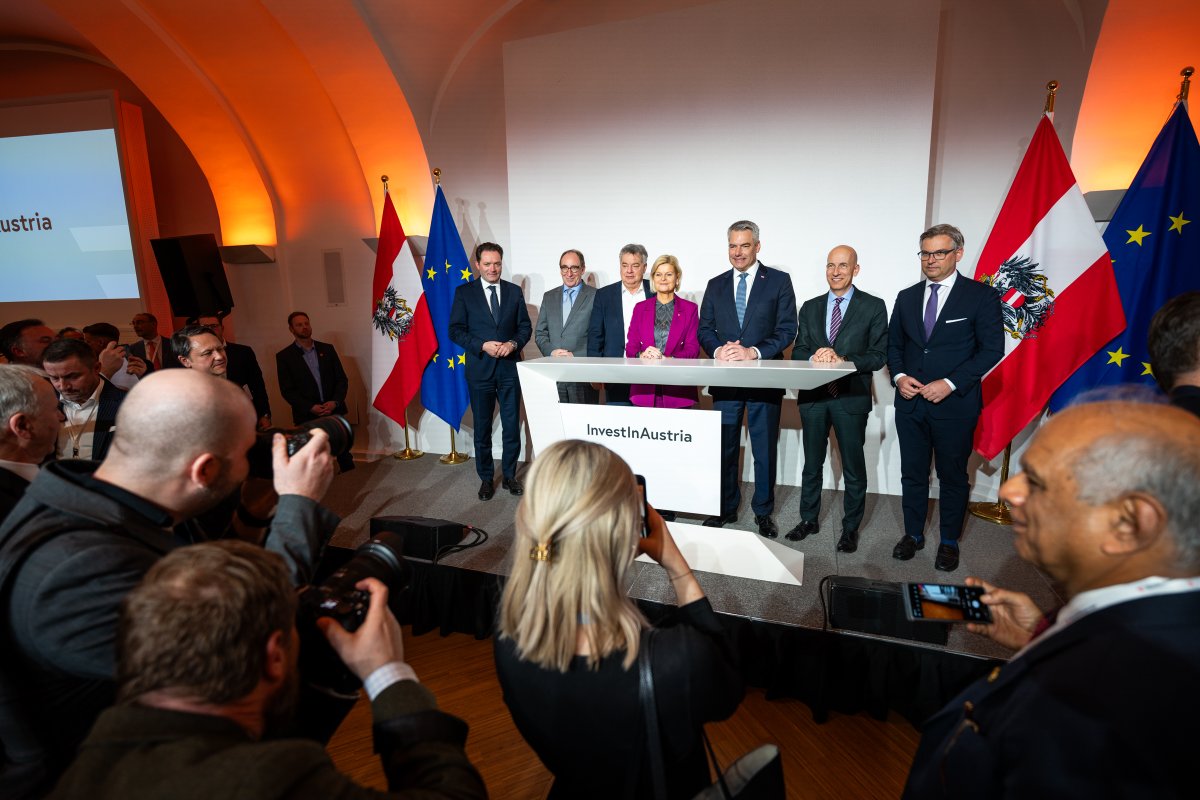 KNAPP_AG_de's tweet image. Again, we were invited as one of Austria&apos;s leading companies to participate in the event #InvestInAustria. Our Open Shuttle was an eye-catcher in the midst of guests from politics and economy. #makingcomplexitysimple #amr #openshuttle #agv

📷 © Markus Wache &amp;amp; Enzo Holey