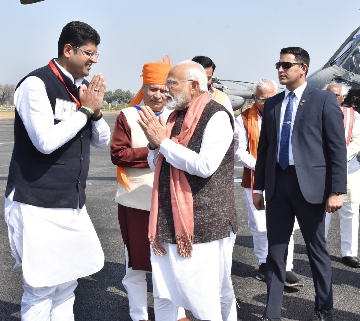 Dchautala's tweet photo. माननीय प्रधानमंत्री श्री नरेंद्र मोदी @narendramodi जी का हरियाणा की धरा पर स्वागत किया। माननीय प्रधानमंत्री जी ने आज रेवाड़ी में AIIMS, गुरुग्राम में मेट्रो रेल के विस्तार सहित अनेक विकास परियोजनाएं हरियाणा की जनता को समर्पित की। ���रियाणा के विकास के प्रति उनकी प्रतिबद्धता के लिए हम उनके आभारी हैं।