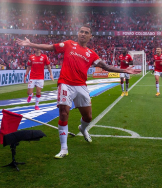 CucasLollar's tweet photo. 🚨ENGANO!!

Pessoal, tem uma galera dizendo que o jogador Alan Patrick (32) estaria "jogando armado".

Isso é MENTIRA, o volume no calção do jogador se trata do pau (pênis) dele, possivelmente ereto no momento do gol. https://t.co/PfCmIV3AF0