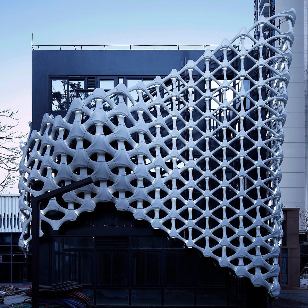 parametricarch's tweet image. Arachne, a 3D-printed architectural project that redefines an ordinary building with spatially intertwined lattices, designed and installed by Lazee Yu, the parametric facades cover a three-floor building with a strong iconic articulation.

The hexagon form is developed using…