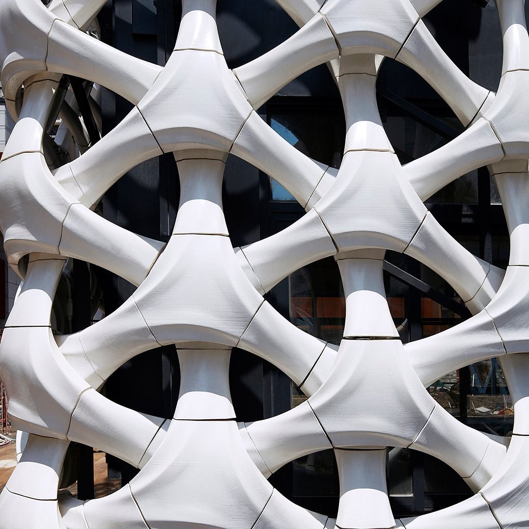 parametricarch's tweet image. Arachne, a 3D-printed architectural project that redefines an ordinary building with spatially intertwined lattices, designed and installed by Lazee Yu, the parametric facades cover a three-floor building with a strong iconic articulation.

The hexagon form is developed using…
