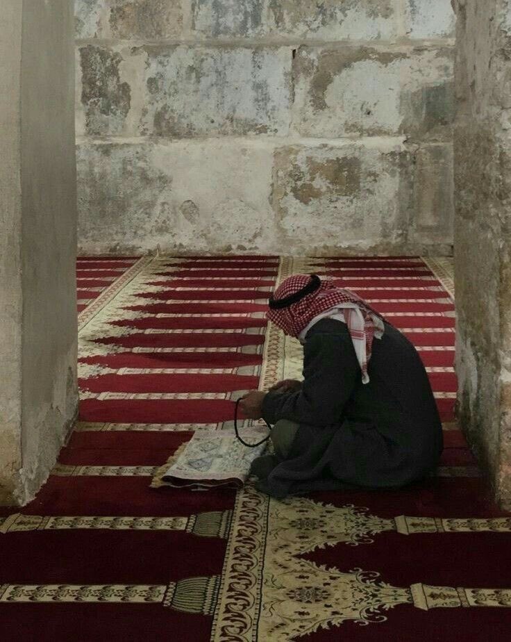 MedLectual's tweet photo. و عُذري ياربّ أني لم أُؤمن بكَ يوماً بسذاجة ، و لا رميتُ برأسي بين يدي واعظٍ يرددُ كلاماً لا يشبهك ، و لا رددتُ صلواتٍ في حقك ألقمني إياها غيري ، لقد أحببتكَ كما تُملي عليَّ نفسي .
و تداخلَ هواي في إيماني .. فتخاذلتُ كثيراً ، و أسكنتُ الشيطان قلبي ، وجعلتُ له سلطاناً عليَّ بأهوائي !
لكني ياربُّ .. ما جعلته يوماً ينتصرُ على اسمكَ فيَّ ، لا منحتهُ قلبي كله ليستحله ، وكلما بنى فيَّ مملكة للغي .. أبدلتُها يا الله حباً ما أحببتهُ أحداً غيرك ، فتهاوى بي كلُّ جنده .. و فرَّ من قلبي مهزوماً يجرُّ أذيالَ هزيمته .
عذري يالله هذه المحبة فقط ، وهذا الولاء الدائم لك ، و غير ذلك مالي ياربُّ من وجهٍ أقابلكَ به ، و يشفعُ لي عندك .