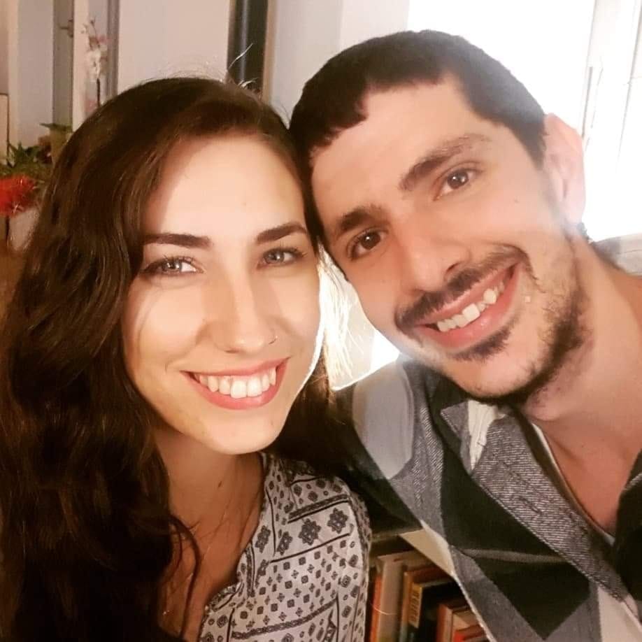 ifatglick's tweet photo. אור מחבק את עינב. הם התחתנו לפני 5 שנים אחרי ידידות ארוכה מתוקה שהפכה לאהבה. מהרומן הרומנטי נולד אלמוג. לפני ארבעה חודשים הוא היה בן שנתיים. אבא אור ואמא עינב הפקידו את הבן הפעוט אצל סבא וסבתא בראשלצ לפנות בוקר ונסעו לבילוי במסיבה ברעים. הם הגיעו לשם בשש ועשרים. ישר לתוך הטירוף. https://t.co/A5pRPa9FCh