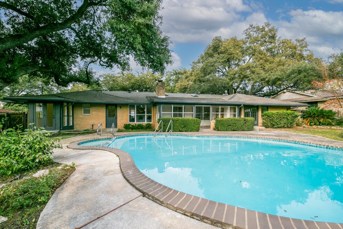 Curb360's tweet photo. Texas gem by @PabloMenchaca, perfectly captured by our talented Texas photographer, Enrique Lopez! 📸✨#curb360
#TexasRealtors #RealEstatePhotography #Curb360Texas #TexasProperty #TexasLiving #TexasRealEstateAgent #RealEstatePhotographers #ListingSpecialists #RealtorsTexas https://t.co/9TZjiCMVMi