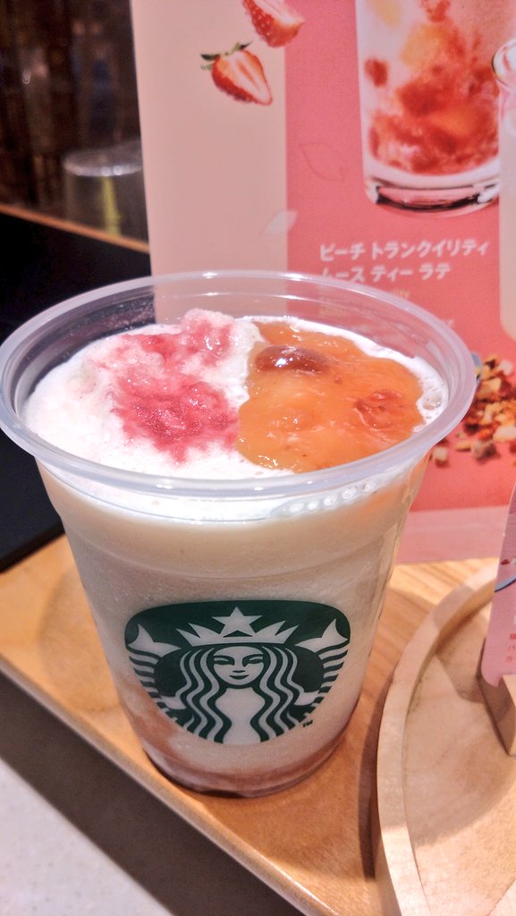 LAVALOVER5's tweet photo. 看板見て吸い込まれた！
🍑だ😍

#ピーチトランクィリティティーフラペチーノ®
#STARBUCKS #TEAVANA
#STARBUCKSTeaCafe
https://t.co/4og9i9diP7

果肉やソースの甘味が程よくて、ほんのり桜の香り🌸

ジョイフルメドレー終わったけど、こちらでリピートしたい感じ😆

季節が一気に進んだ？？🩷 https://t.co/anNOIqsPTS