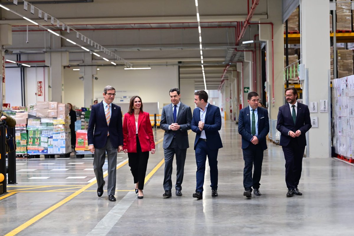 JuntaGranada's tweet photo. El delegado del Gobierno @agranados6957 acompaña al presidente @JuanMa_Moreno en la presentación de la nueva plataforma logística de la cadena Lidl en #Escúzar con la asistencia también de los consejeros de @IndustriaAnd @ParadelaJSr y @FomentoAND @Rocio_DiazJ https://t.co/2vvJxl9uiC