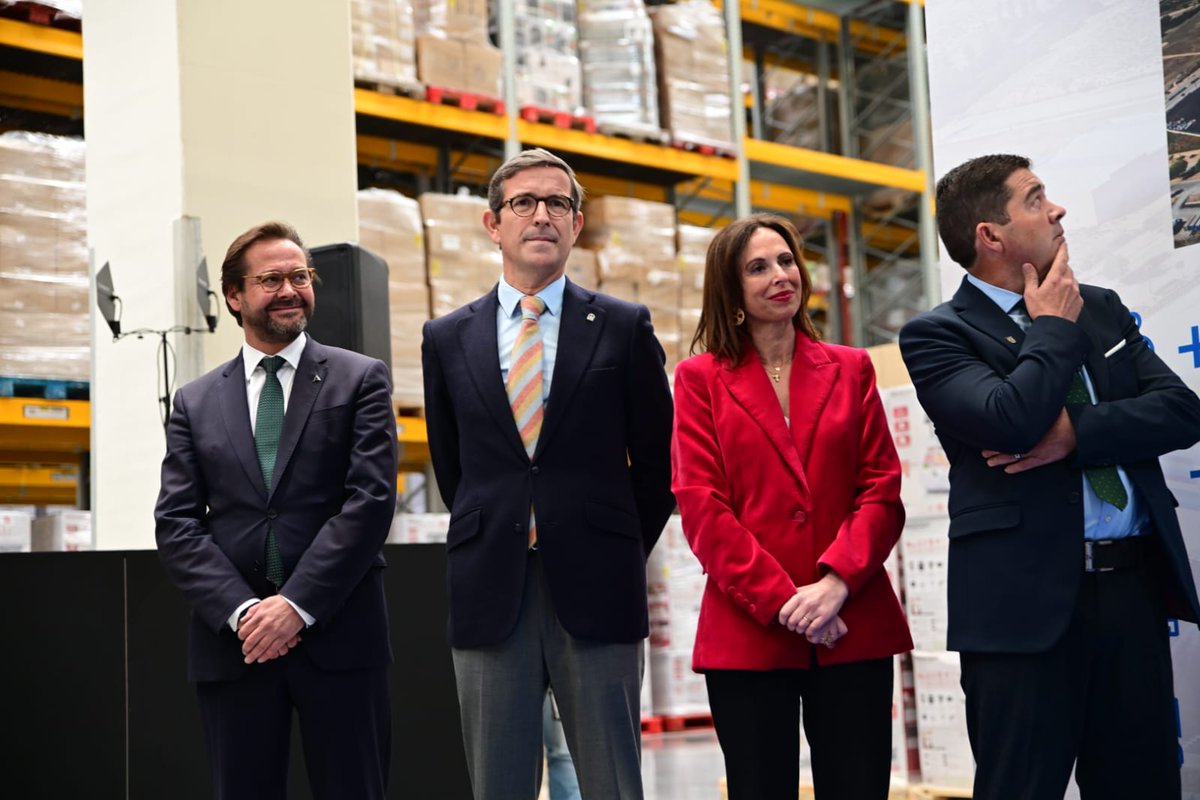 JuntaGranada's tweet photo. El delegado del Gobierno @agranados6957 acompaña al presidente @JuanMa_Moreno en la presentación de la nueva plataforma logística de la cadena Lidl en #Escúzar con la asistencia también de los consejeros de @IndustriaAnd @ParadelaJSr y @FomentoAND @Rocio_DiazJ https://t.co/2vvJxl9uiC