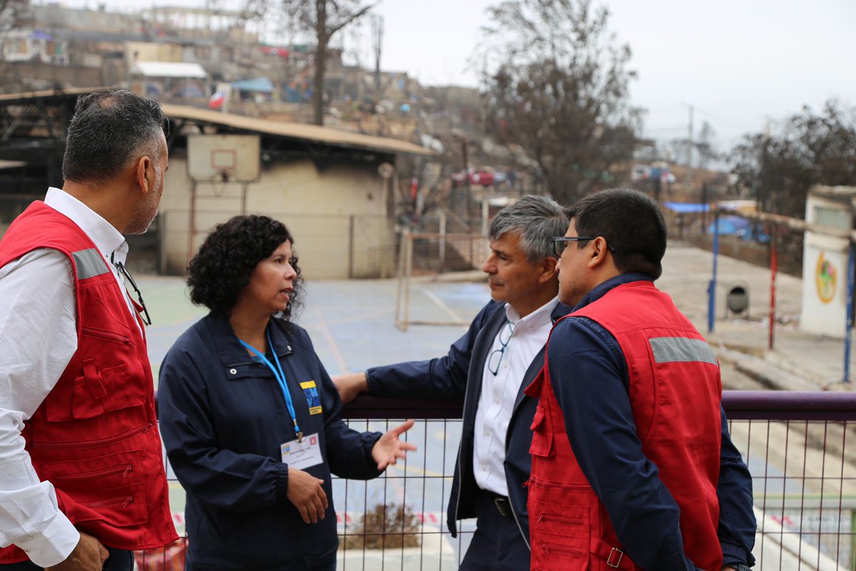 subtel_chile's tweet photo. El subse @claudioarayasm visitó la Región de Valparaíso para verificar el funcionamiento de las soluciones de conectividad digital implementadas por las empresas de telecomunicaciones en las zonas afectadas por los incendios. https://t.co/Q7W9rb90qn