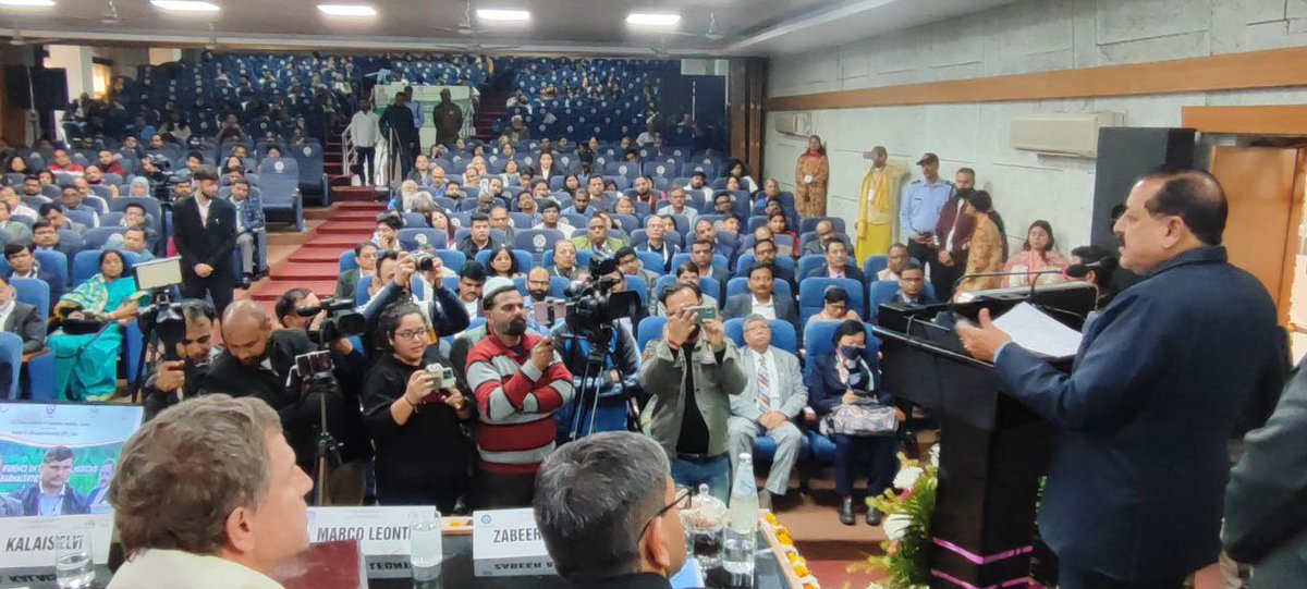 DrJitendraSingh's tweet photo. In last 10 years under the leadership of PM Sh @NarendraModi, #JammuAndKashmir's unexplored resources like Aroma and lithium are being tapped for the first time which add   value to India’s economy and
1/2 https://t.co/V9L6My43Gy