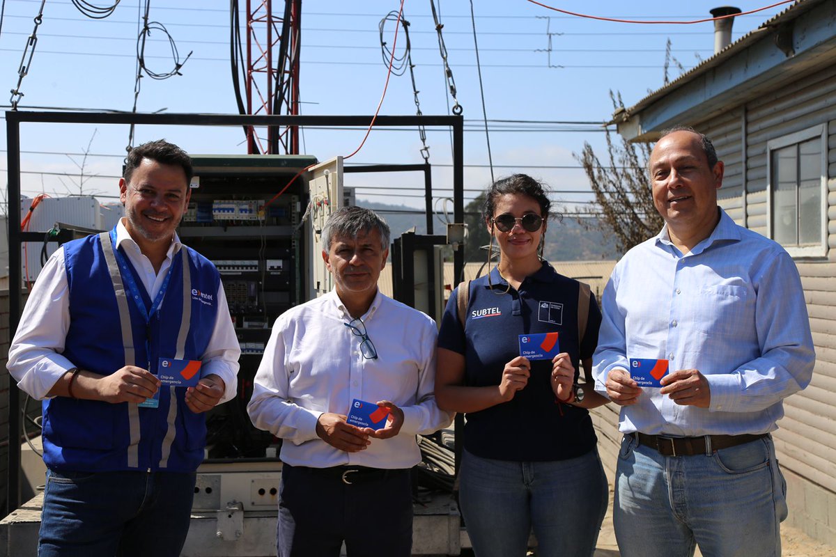 subtel_chile's tweet photo. El subse @claudioarayasm visitó la Región de Valparaíso para verificar el funcionamiento de las soluciones de conectividad digital implementadas por las empresas de telecomunicaciones en las zonas afectadas por los incendios. https://t.co/Q7W9rb90qn