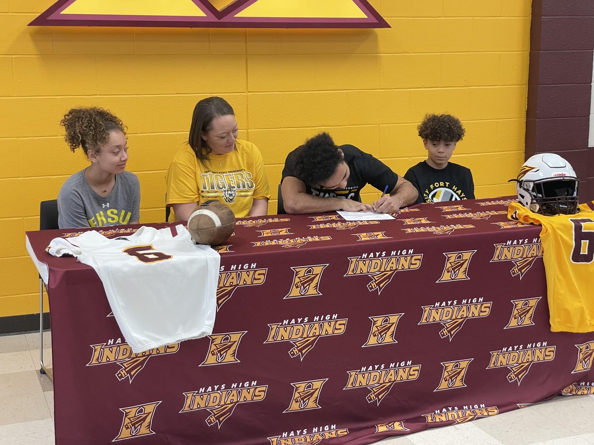 I felt like every time Malik touched the ball the other team, coaches, and fans held their breath.
Malik Bah will be playing football for FHSU!

hayspost.com/posts/0d5d89cc…