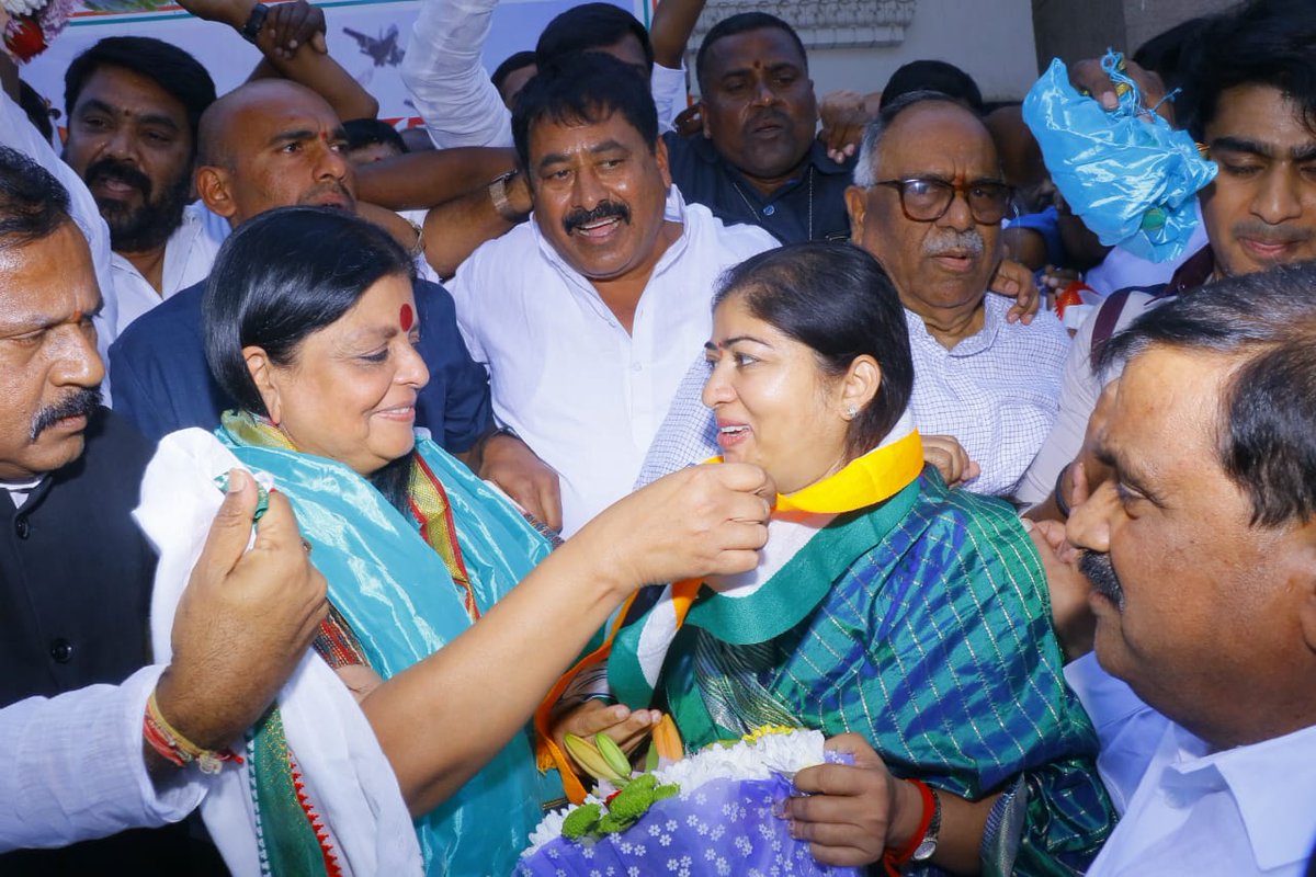 patnamsuneetha's tweet photo. Honored to meet with Congress Party State Affairs Incharge Deepa Dasmunshi garu. Discussed our vision for the betterment of #Telangana and our commitment to serving the people. Looking forward to working together!

@INCIndia @INCTelangana @DeepaDasmunsi @IYCTelangana @IYC @Congress4TS