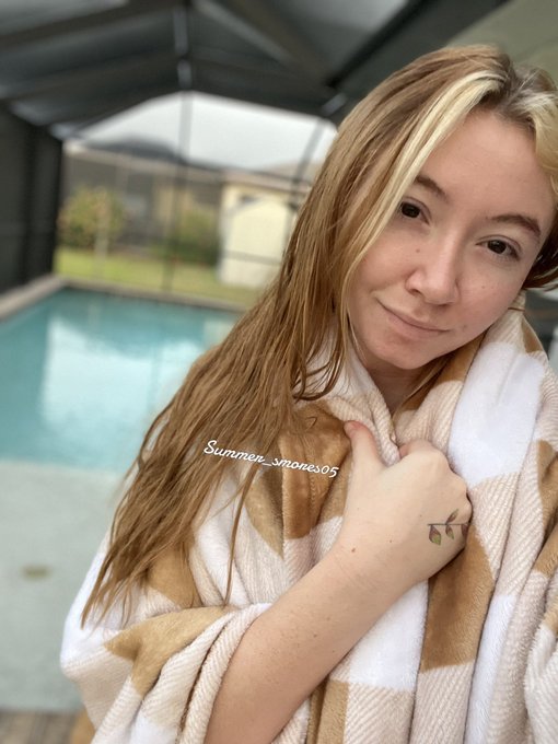 Gmornin from Florida! Is warm but I&rsquo;m always cold 🥶 https://t.co/7R5Ror6aYT