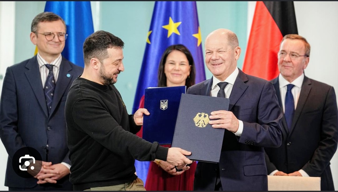 BK SCHOLZ + SS-ELENSKY haben heute d bilaterale Sicherheitsabkommen abgeschlossen. 

Details sind unbenannt. 

Beide Staaten garantieren d anderen militärische Unterstützung im Falle eines Angriffes.

🇩🇪 sagt d 🇺🇦 langfristige Unterstützung zu.

Ich sag nicht, wie ich das finde‼️