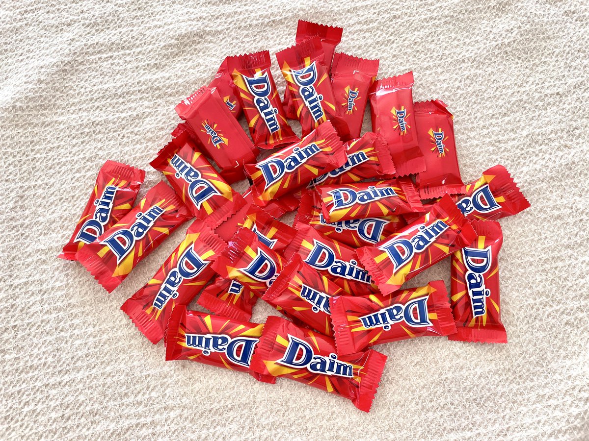 shokopage's tweet photo. IKEAの”超・大容量”チョコレートDaim🍫
買うの、か・な・り勇気いるなーと思ってずっと手を出せてなかったけどついに買ったー！！
海外味なの…⁉︎どうなの…⁉︎ねぇ…⁉︎
気になるお味は、「うまー🥰」
不安な人、安心して買ってみてね。
#イケア #ダイム #おやつ https://t.co/eQ7dlN2nXJ