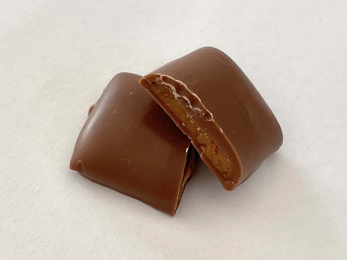 shokopage's tweet photo. IKEAの”超・大容量”チョコレートDaim🍫
買うの、か・な・り勇気いるなーと思ってずっと手を出せてなかったけどついに買ったー！！
海外味なの…⁉︎どうなの…⁉︎ねぇ…⁉︎
気になるお味は、「うまー🥰」
不安な人、安心して買ってみてね。
#イケア #ダイム #おやつ https://t.co/eQ7dlN2nXJ