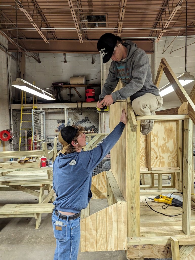 DesotoParish's tweet photo. From small engines to chicken coops, these students are gaining skills to meet our goal of ensuring every student graduates with the skills to ensure they can be hired, enroll in post-secondary training, enlist in the military, or become entrepreneurs! #DeSotoStrong https://t.co/H3BmJOrduf
